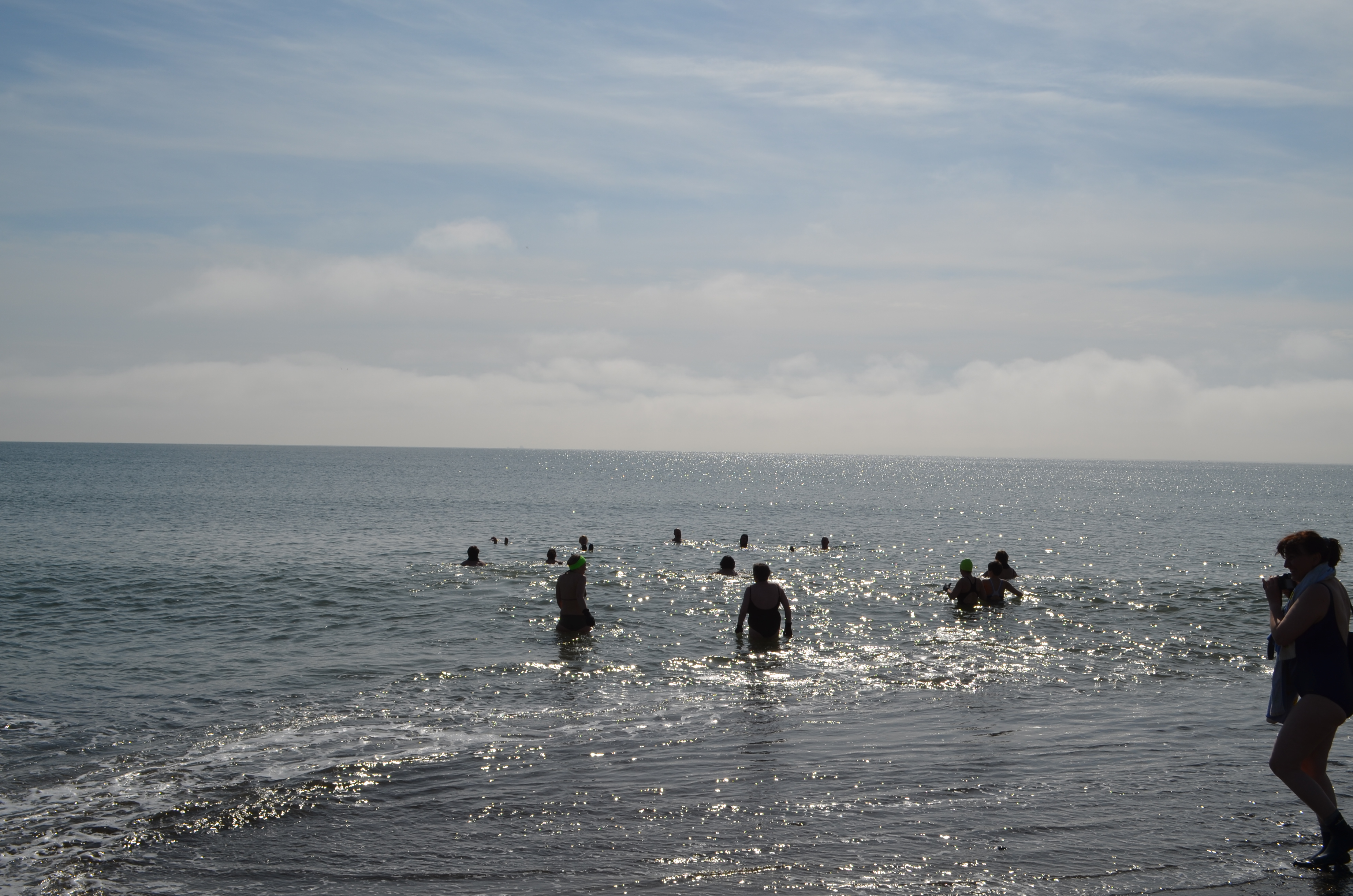 Journalisten gehen schwimmen am Strand von Akranes