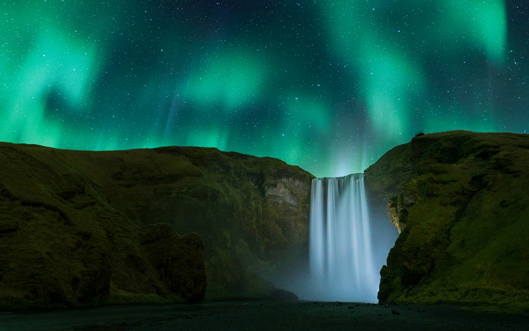 Nordlichter über dem Wasserfall Skogafoss