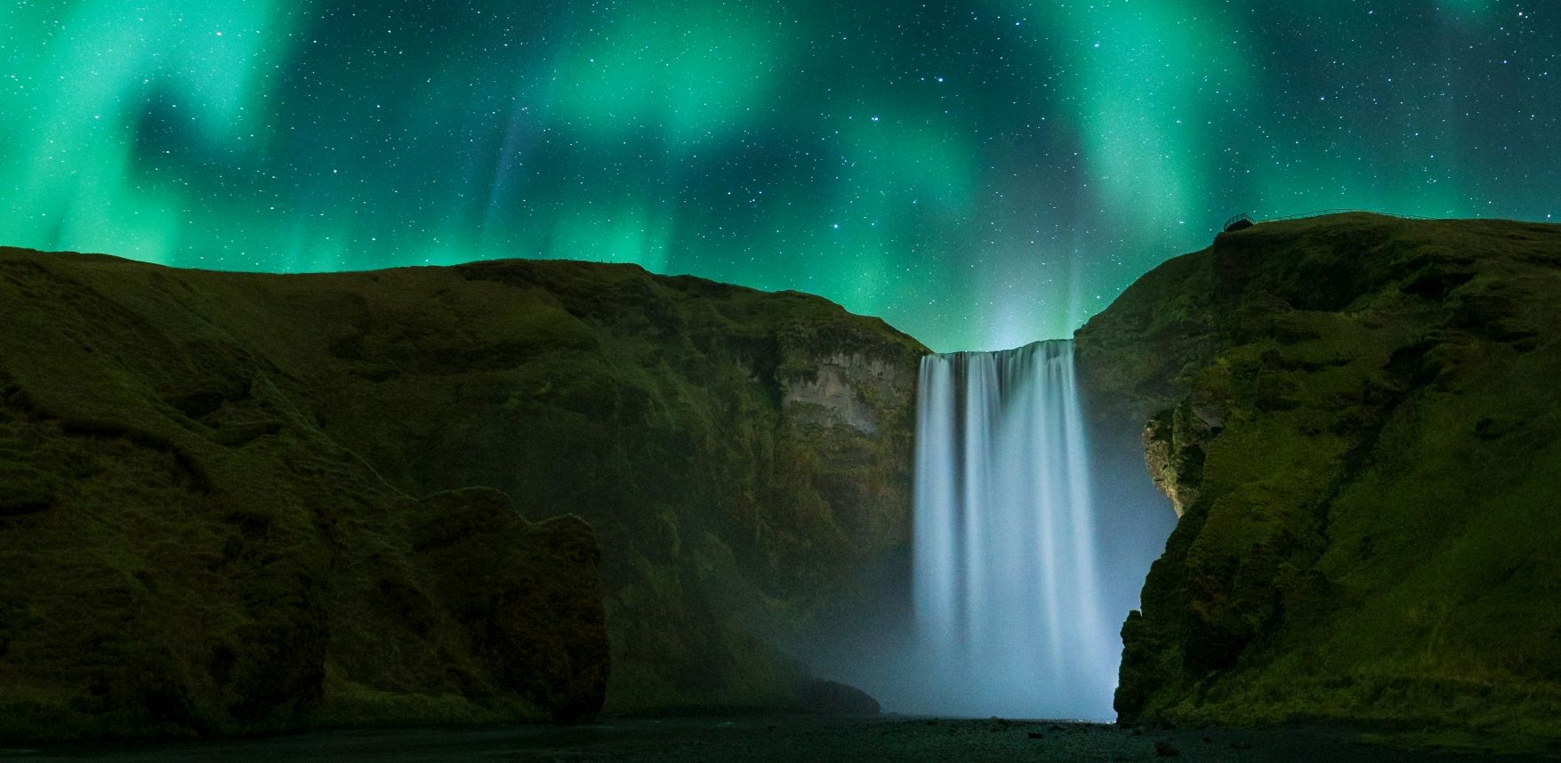 Islands Wasserfall Skogafoss und Nordlichter