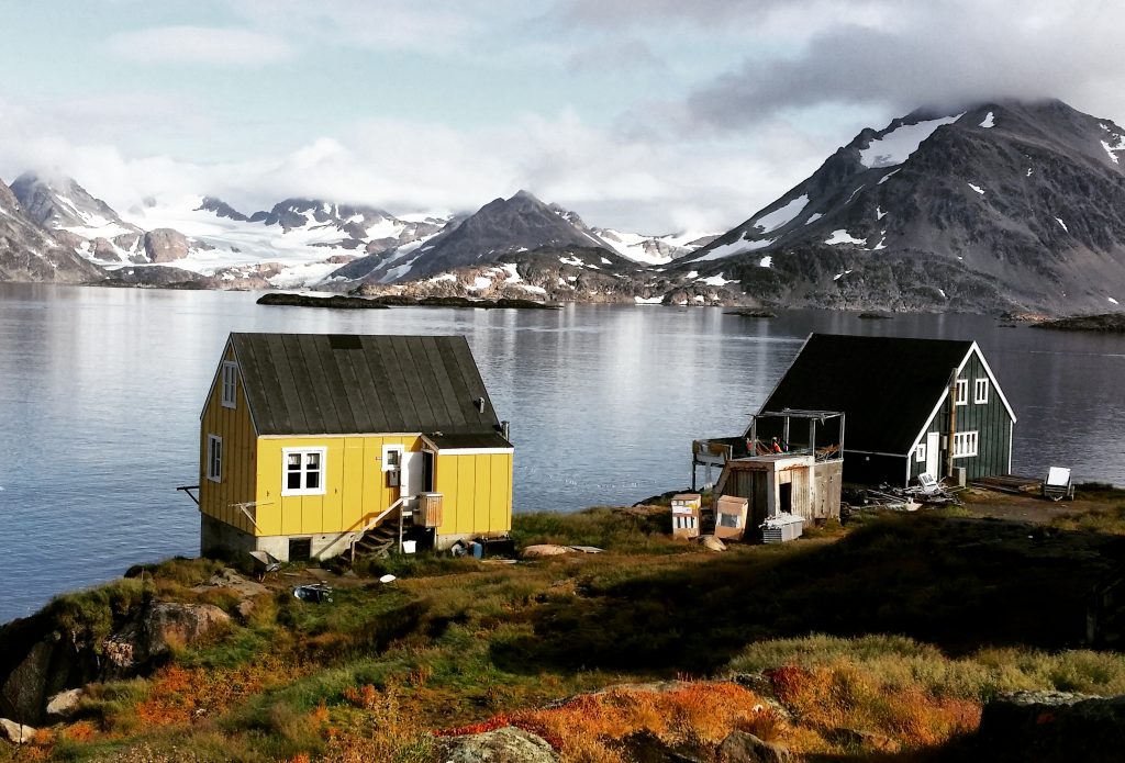 Häuser am Meer in Ostgrönland