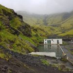 Island Berge mit Moos sind wolkenverhangen, Schwimmbecken