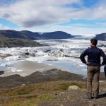 Gletscherlagune Fjallsarlon in Südostisland, Wanderer genießen den Ausblick