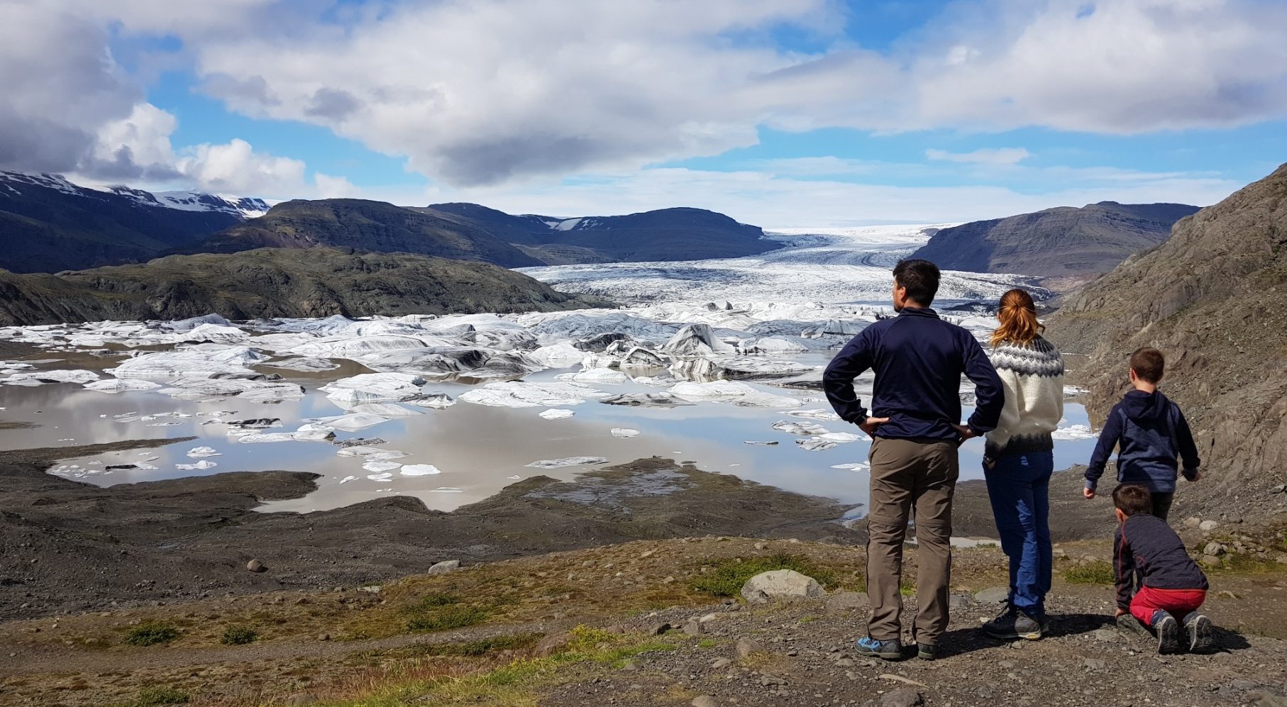 Gletscherlagune Fjallsarlon in Südostisland, Wanderer genießen den Ausblick