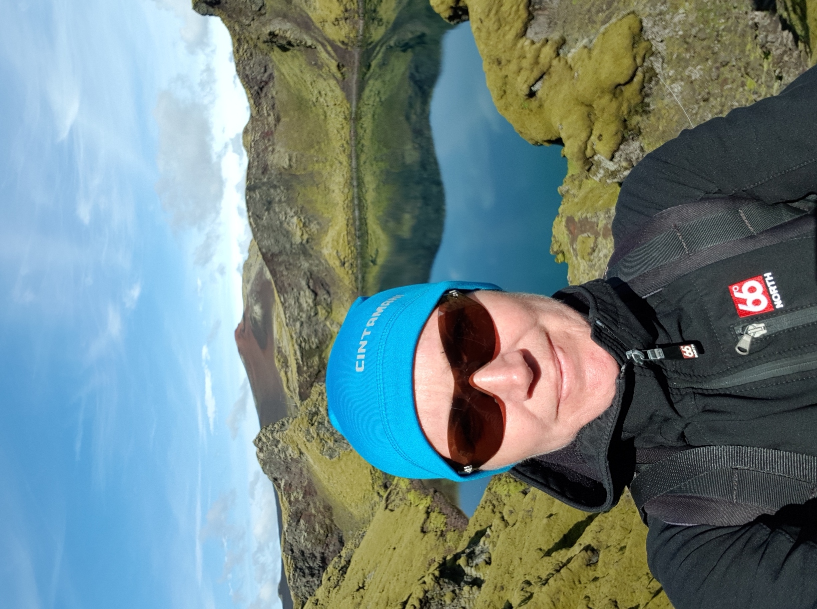 Vulkanisches Gebiet von Lakagigar in Islands Hochland im Südosten, Wanderin