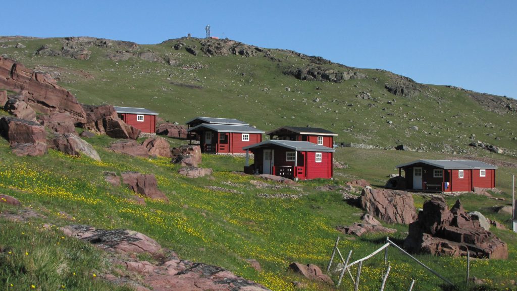 Die roten Holzhütten des Country Hotelsl Igaliku in Südgrönland