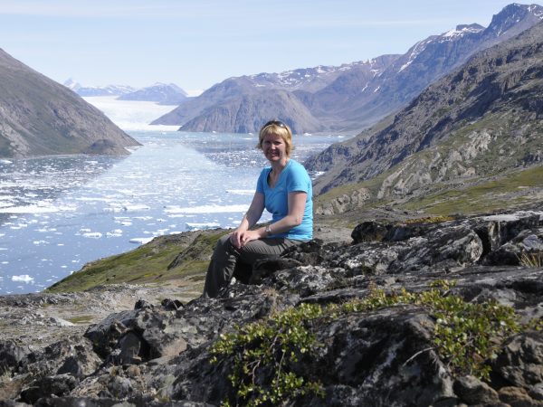 Frau vor dem Eisfjord