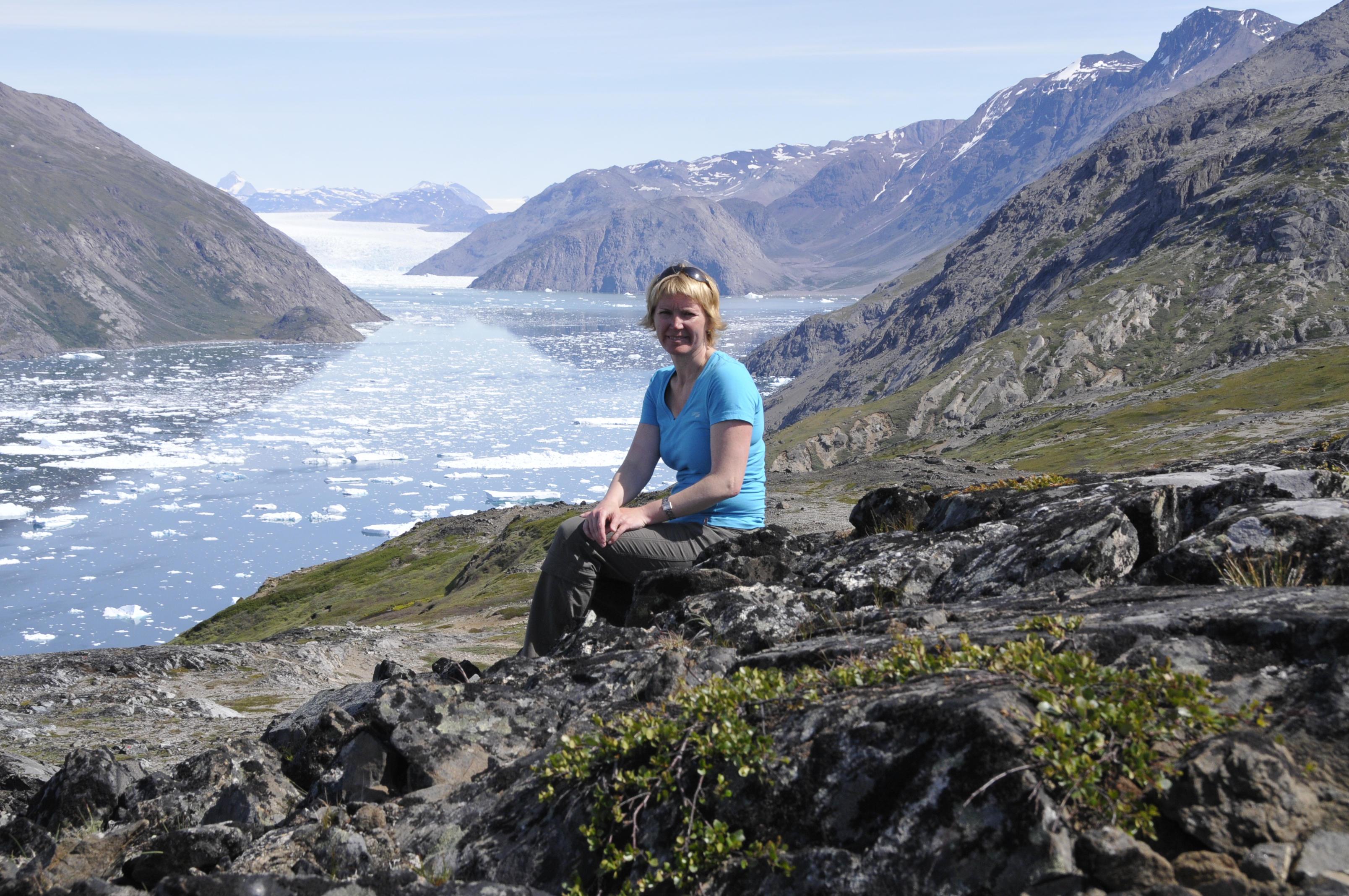 Frau vor dem Eisfjord