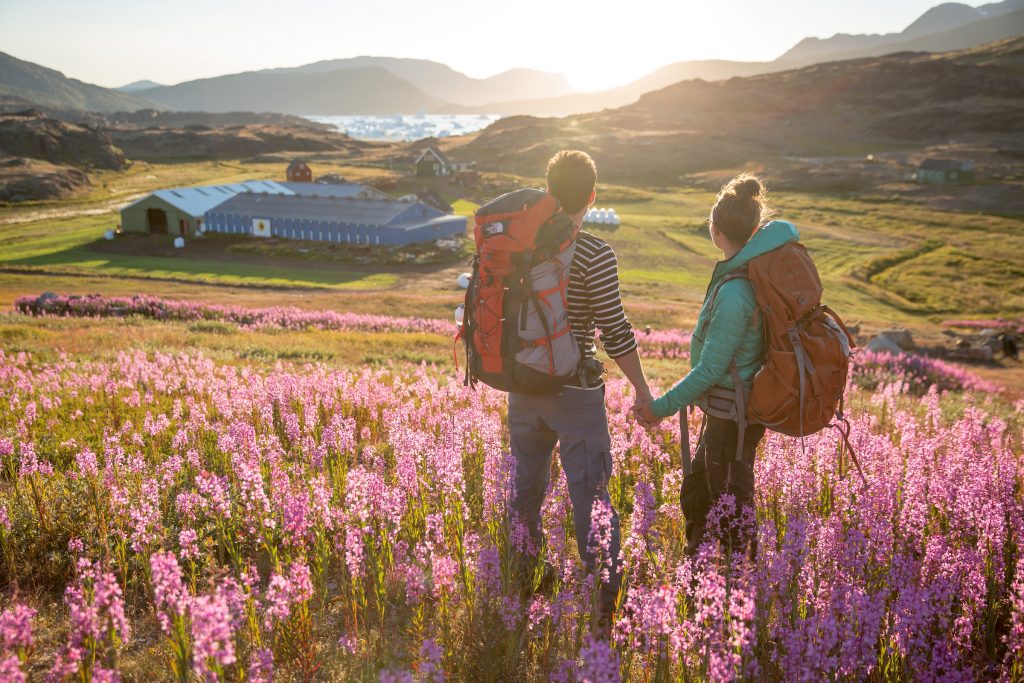 wanderndes Pärchen im Sonnenuntergang, Südgrönland