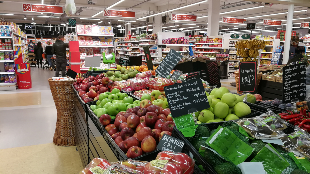 Innenansicht eines Supermarktes in Island mit Obst-Auslage