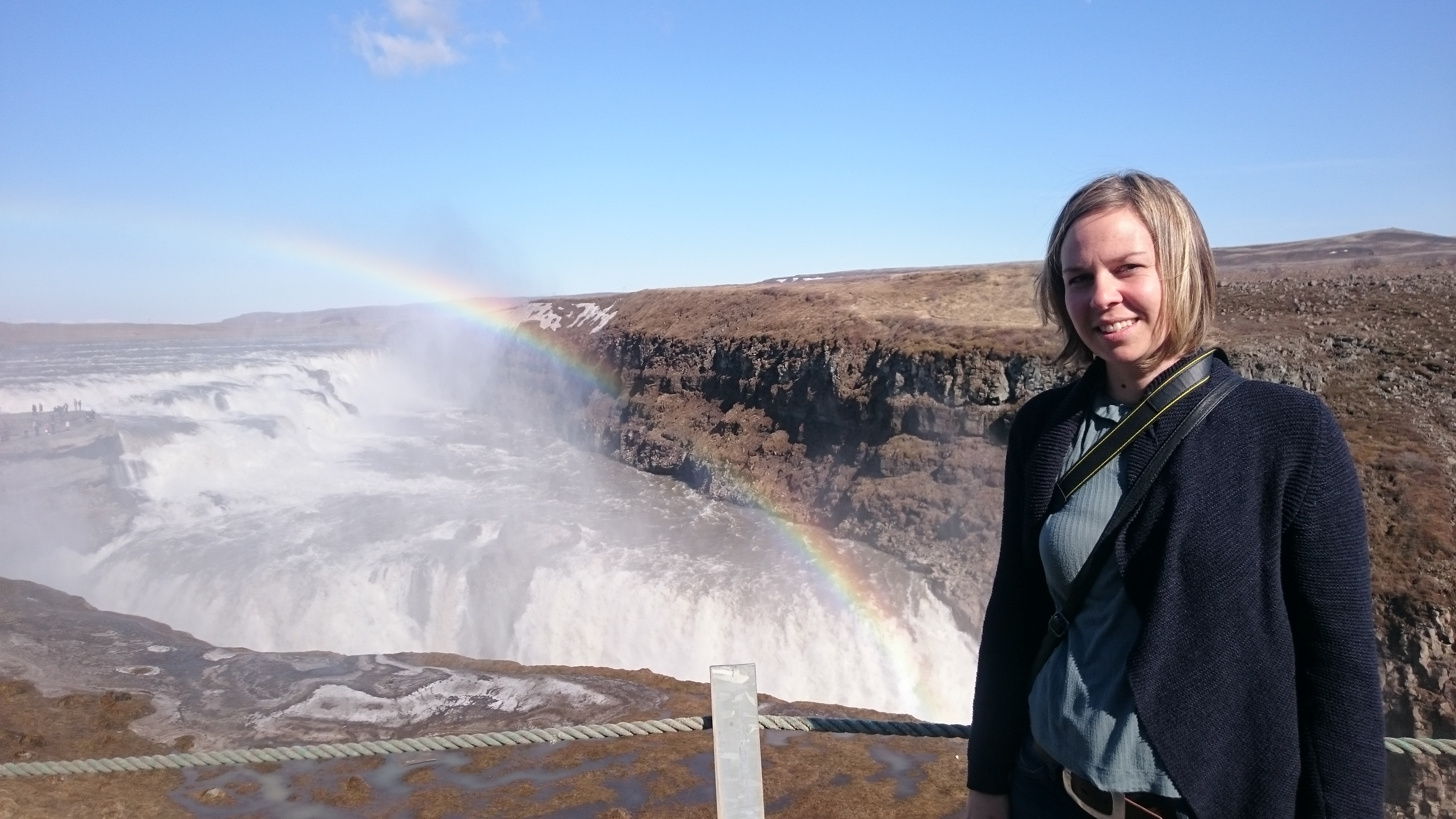 Susan am Wasserfall Gullfoss mit Regenbogen