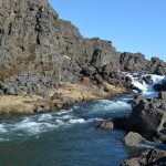 Felsen und kleiner Wasserfall in Thingvellir