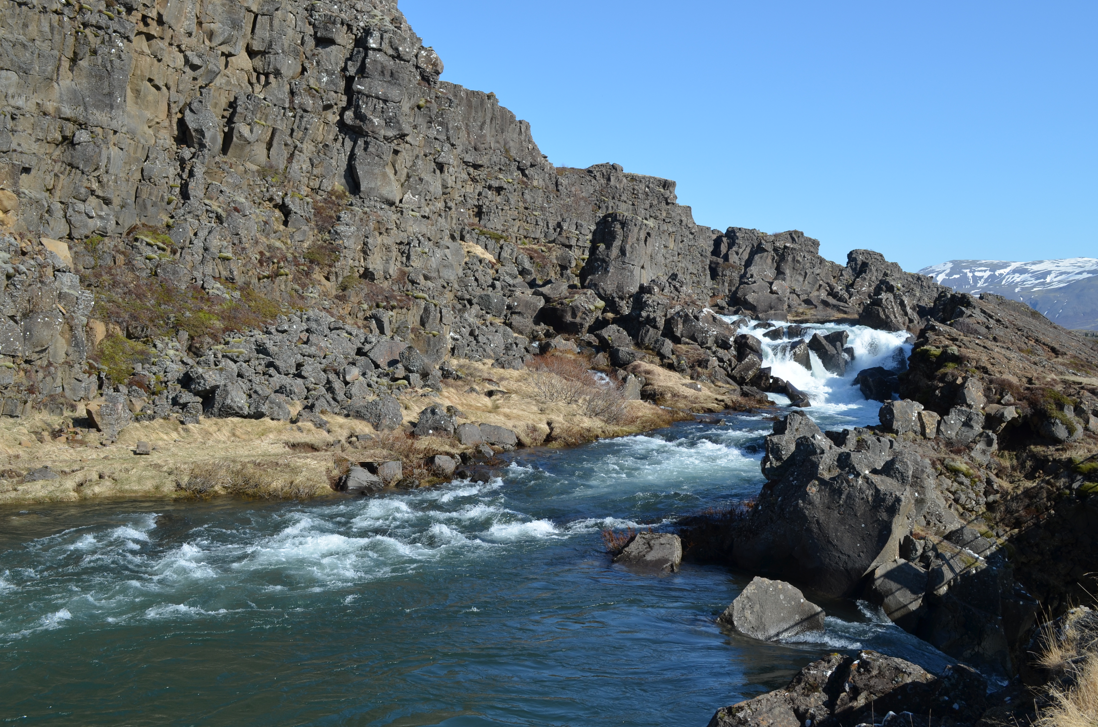 Felsen und kleiner Wasserfall in Thingvellir