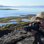 Journalistin fotografiert die Landschaft in Island