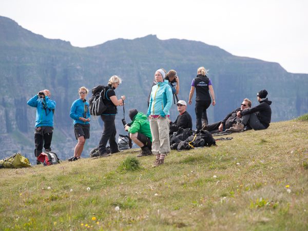 Wandergruppe macht Rast und genießt die aussicht