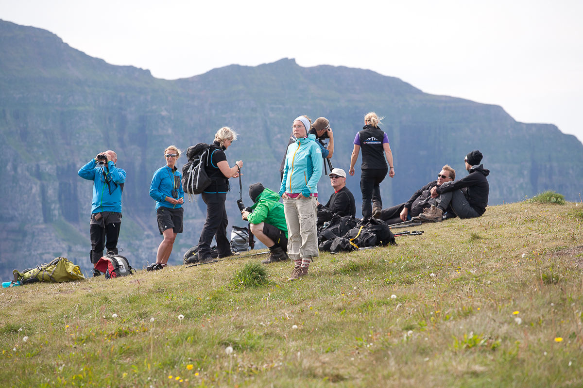 Wandergruppe macht Rast und genießt die aussicht