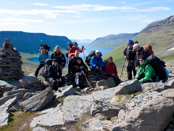 Wandergruppe in Island macht Rast mit Ausblick auf den Fjord