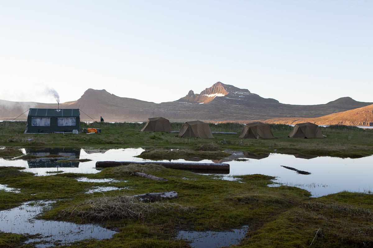 Einsamkeit und Sonnenaufgang in den Bergen von Hornstrandir in Island