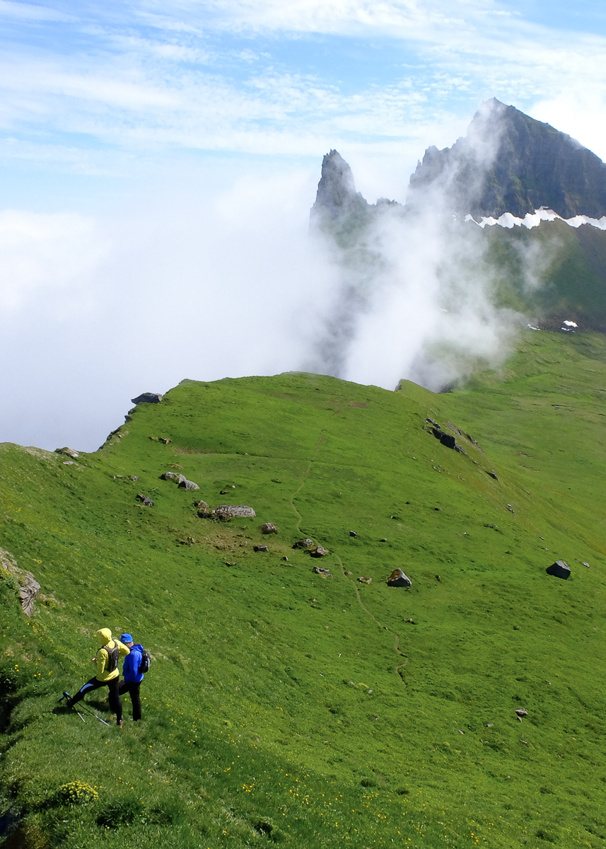 Wanderer an einer Klippe, Nebelschwaden ziehen herauf