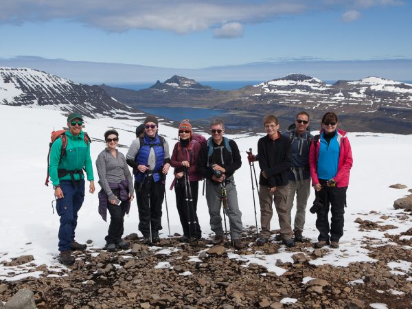 Wandergruppe posiert vor einer weiten Landschaft in den Westfjorden in Island