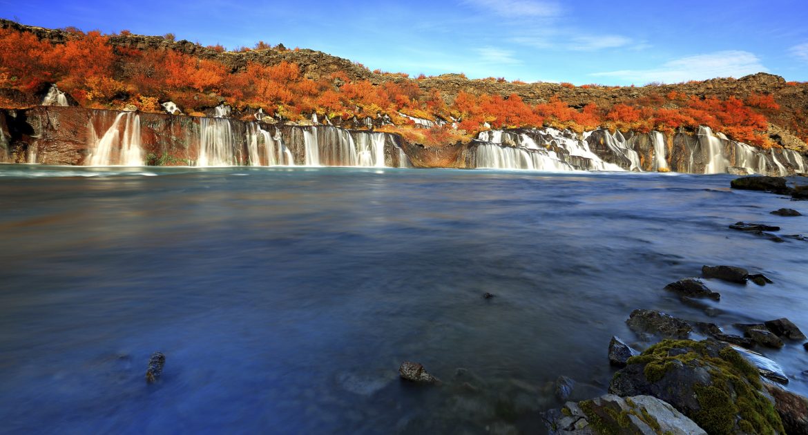 Wasserfalll Hraunfossar mit Herbstfarben