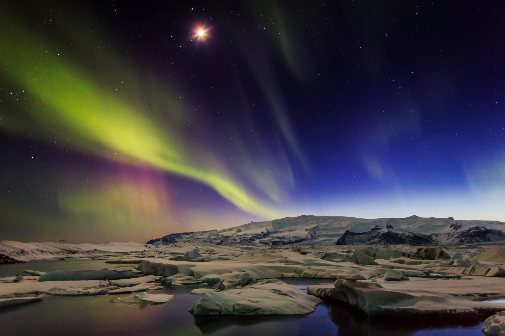 Nordlichter über der Gletscherlagune